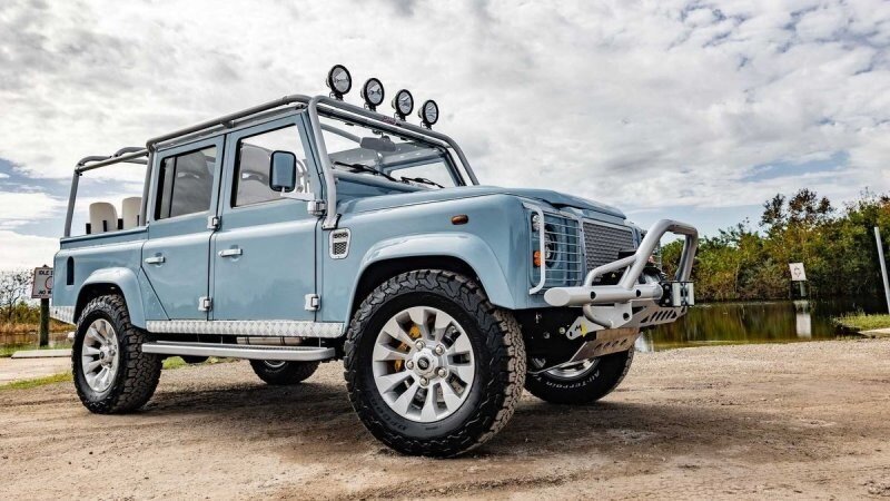 Этот крутой рестомод Land Rover Defender сочетает в себе мощь американского V8 и европейское чутье