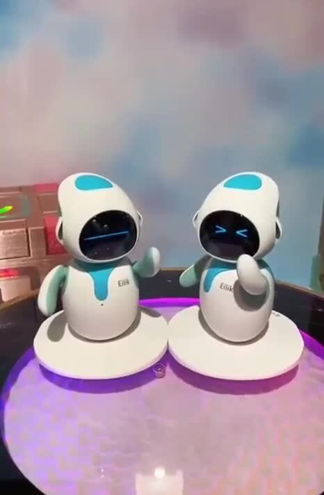 У настольных роботов Eilik есть забавная функция - если поставить две игрушки...