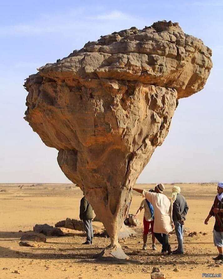 Скала в форме грибов (Рок-Пьедестал) в Таманрассете, Сахара Алжир