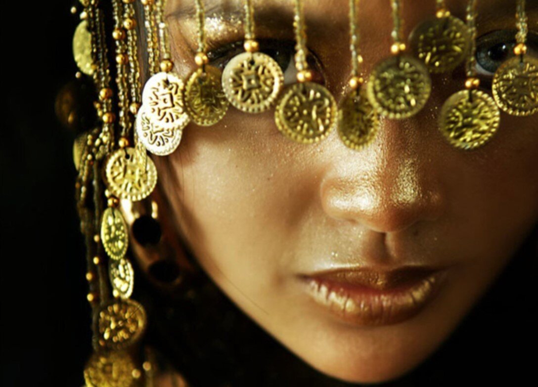 Почему арабские женщины носят на себе много золота?