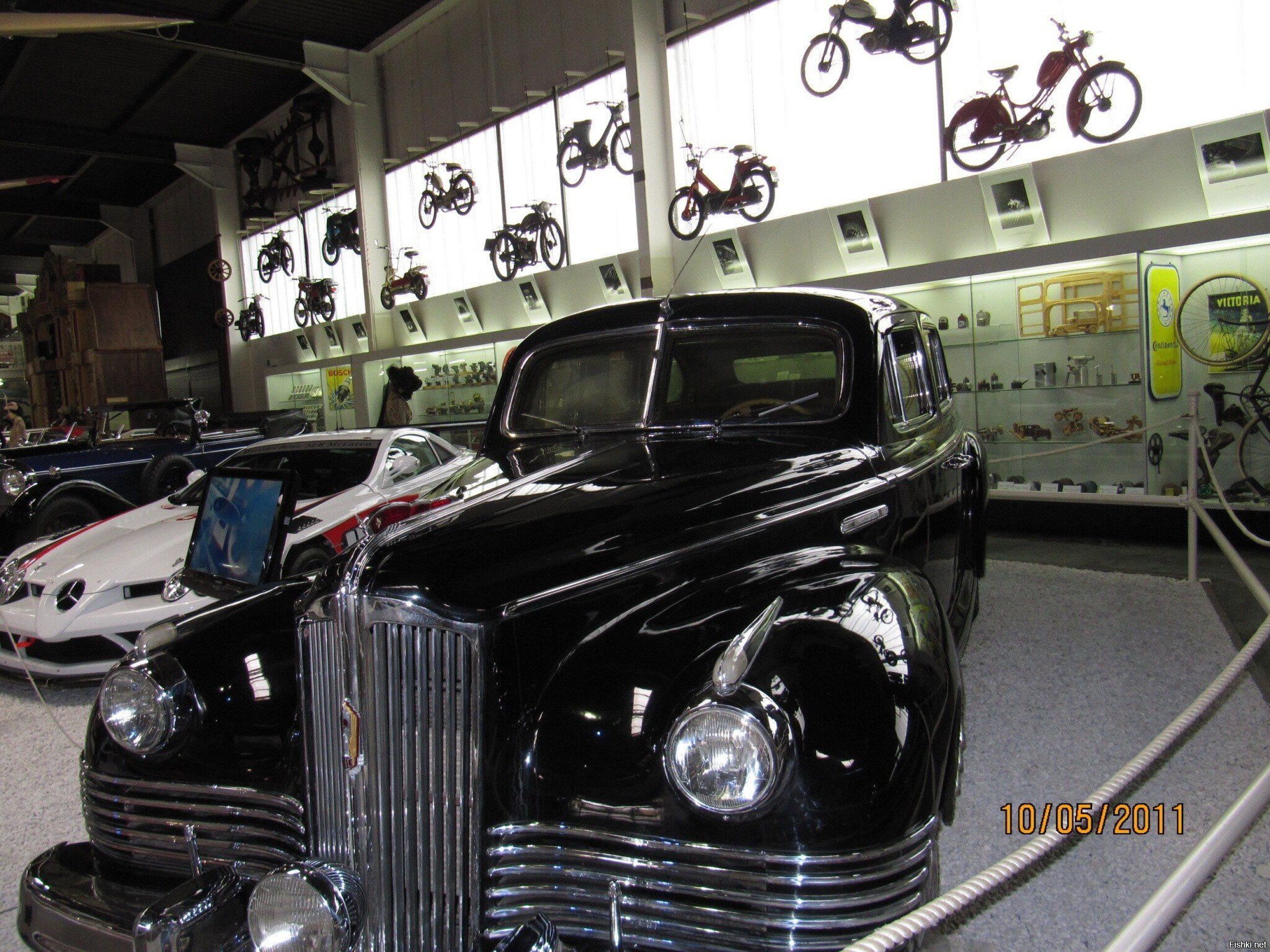 Бронированный ЗИС правительства 40 годов, видно какие стекла толстые, интерес...