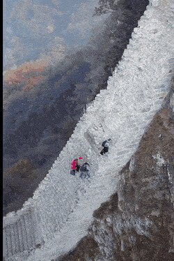 ладно залезть, но ведь кто-то ещё и построил