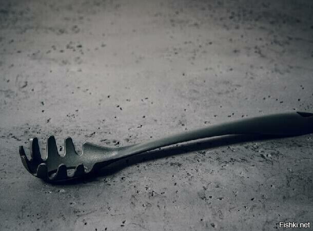 Перед приготовлением нужно просунуть пучок спагетти в отверстие в центре ложки