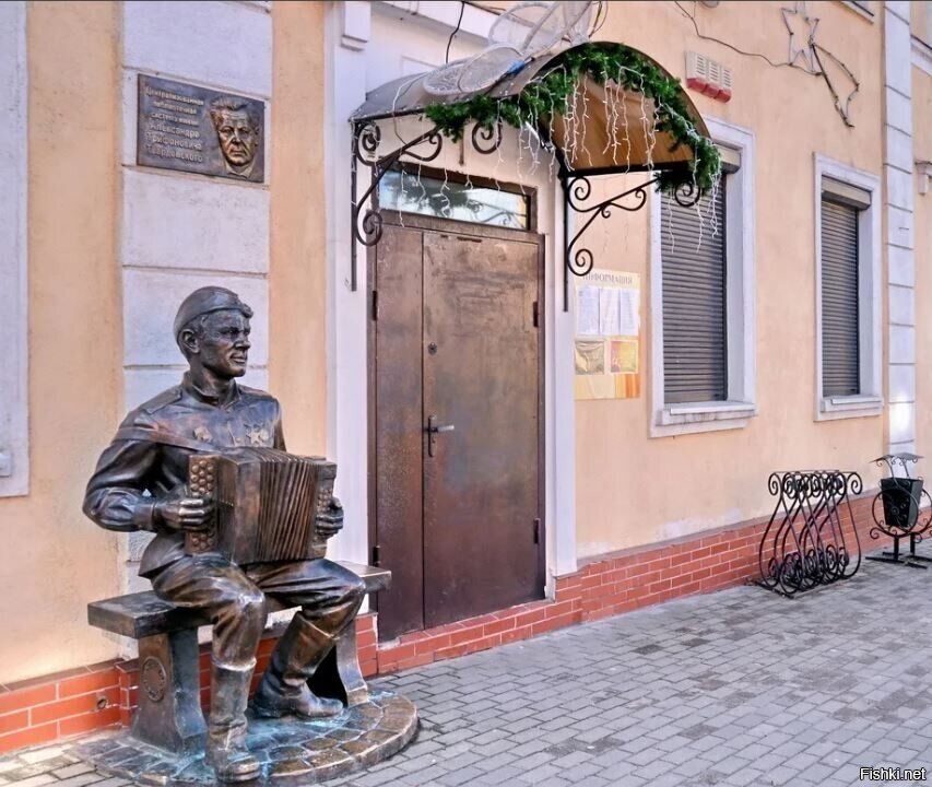 ДОМ С МЕМОРИАЛЬНОЙ ДОСКОЙ ТВАРДОВСКОМУ А