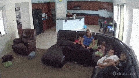 Особенно реакция папы хороша - не глядя, видать, не первый раз