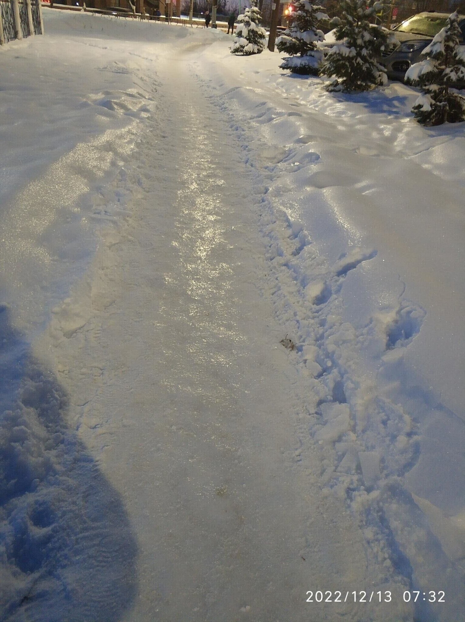 У нас сегодня гололедица, наст толщиной в пару см