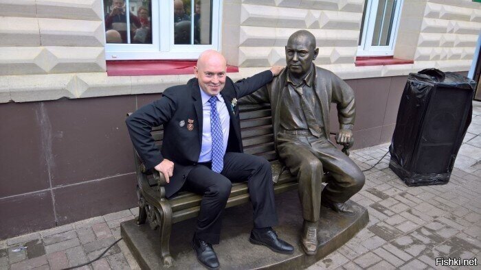 Виктор Сухоруков рядом со своим памятником в Орехово-Зуево