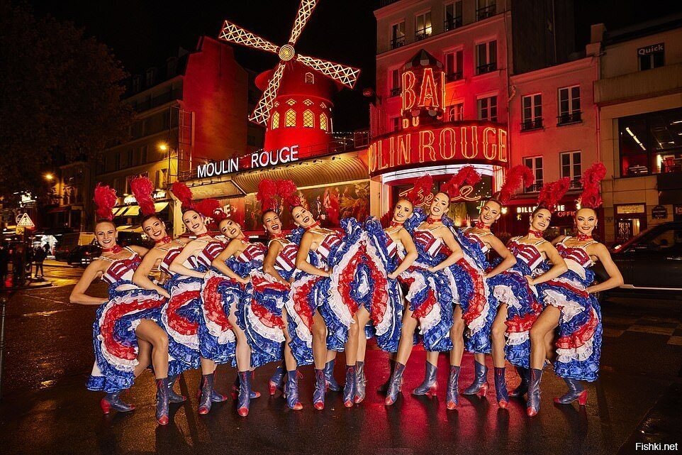 Французский клуб "Мулен Руж" в Париже В общей сложности в труппе 80 человек