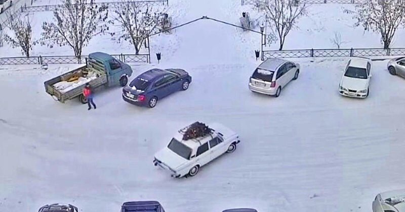 В Усть-Куте «доставщик» новогодних ёлок влетел в припаркованные машины