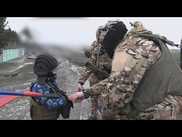 Мальчик встречает российских военных с триколором