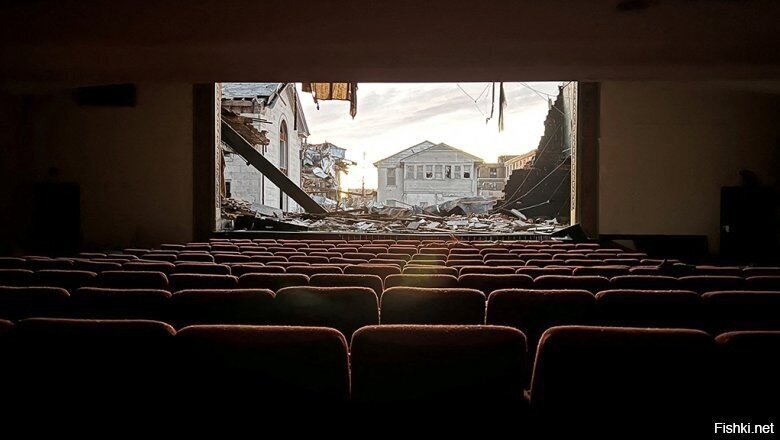 Вид из кинотеатра Мэйфилд, частично разрушеного во ремя торнадо в штате Кентукки