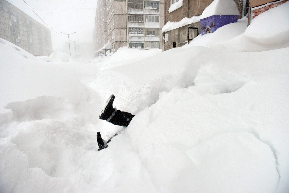 В Новом Уроенгое коммунальщики складируют снег вдоль дорог