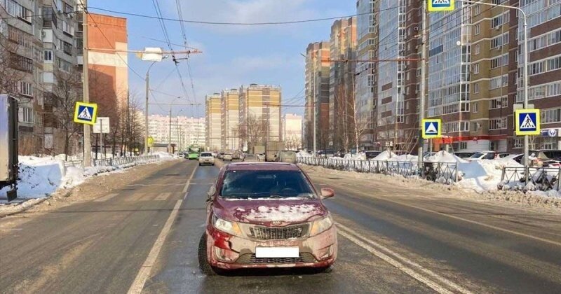 В Казани водитель снёс двух школьниц на пешеходном переходе