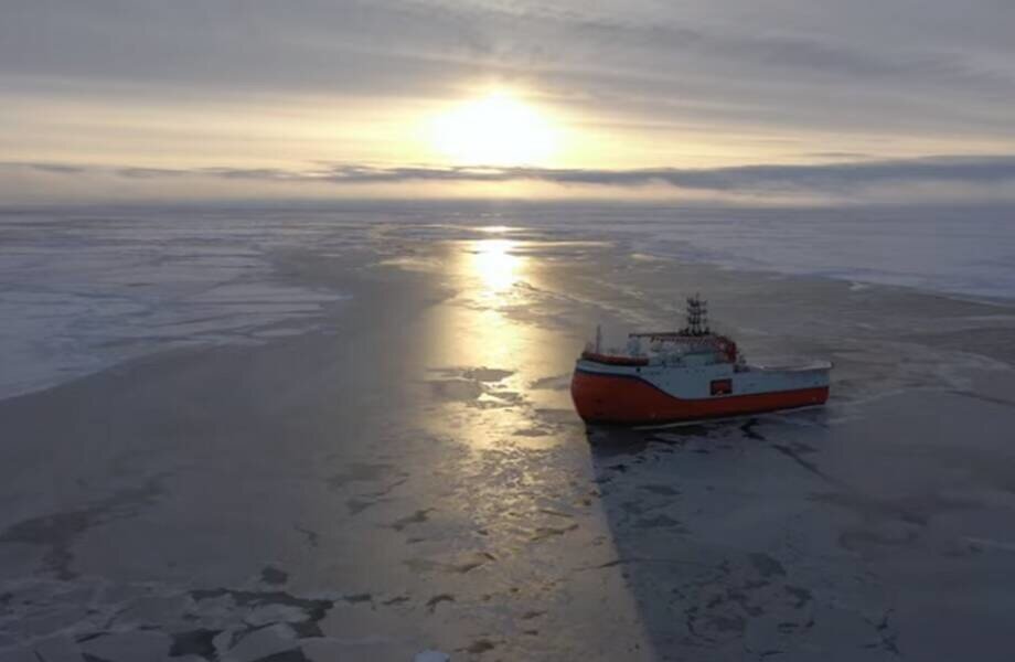 Как ледостойкое судно «Северный полюс» бороздит просторы Арктики