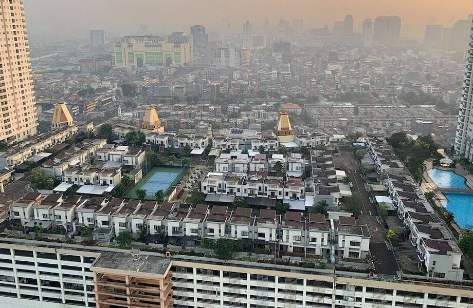 Пригород Джакарты, который построили прямо на крыше ТЦ