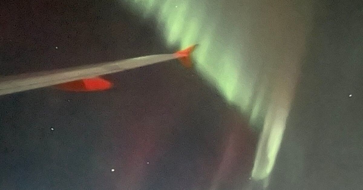 Пилот развернул самолет, чтобы пассажиры полюбовались северным сиянием
