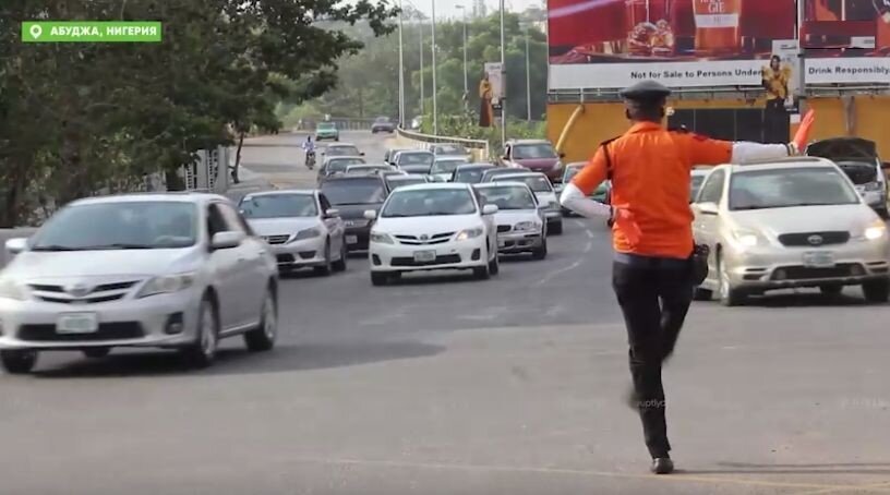 Регулировщик из Африки «танцует» прямо на трассе