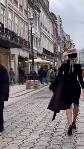 Женщина, в женской одежде, без бороды