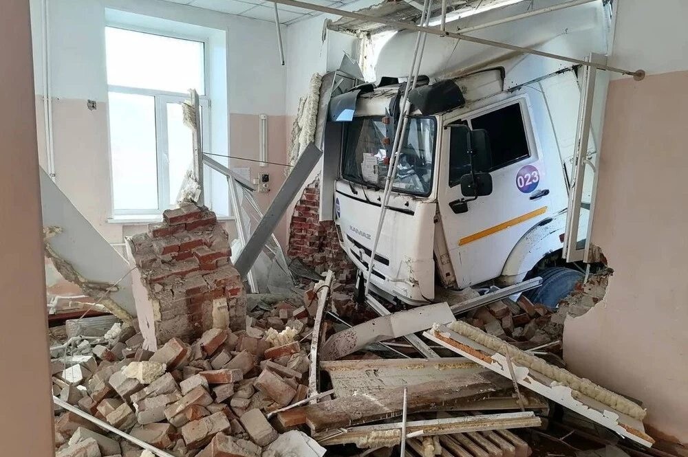 В Миассе КАМАЗ пробил стену городской больницы