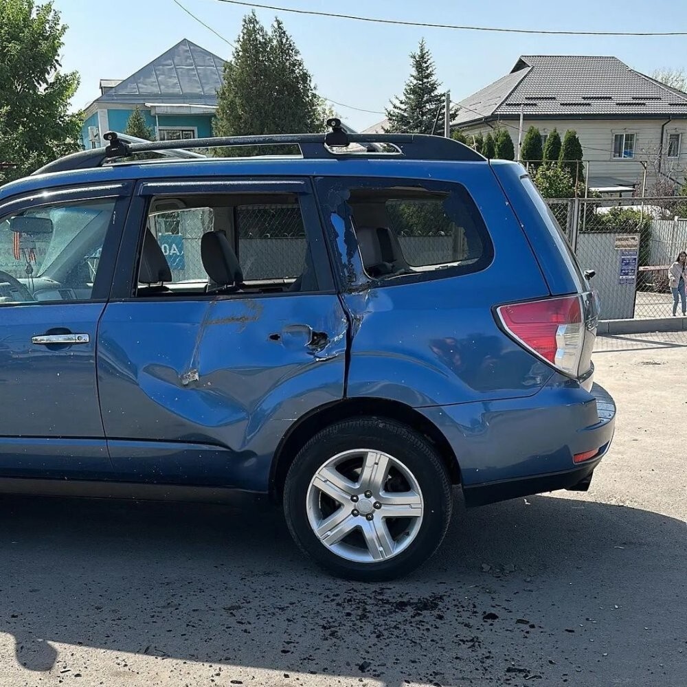 Канализационный люк приземлился на Subaru Forester