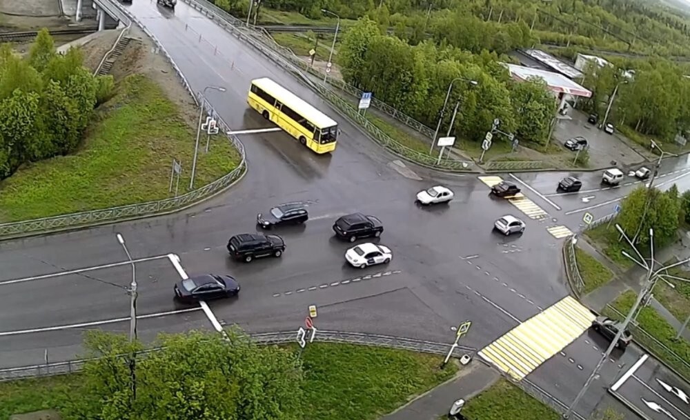 Автобус снёс легковой автомобиль