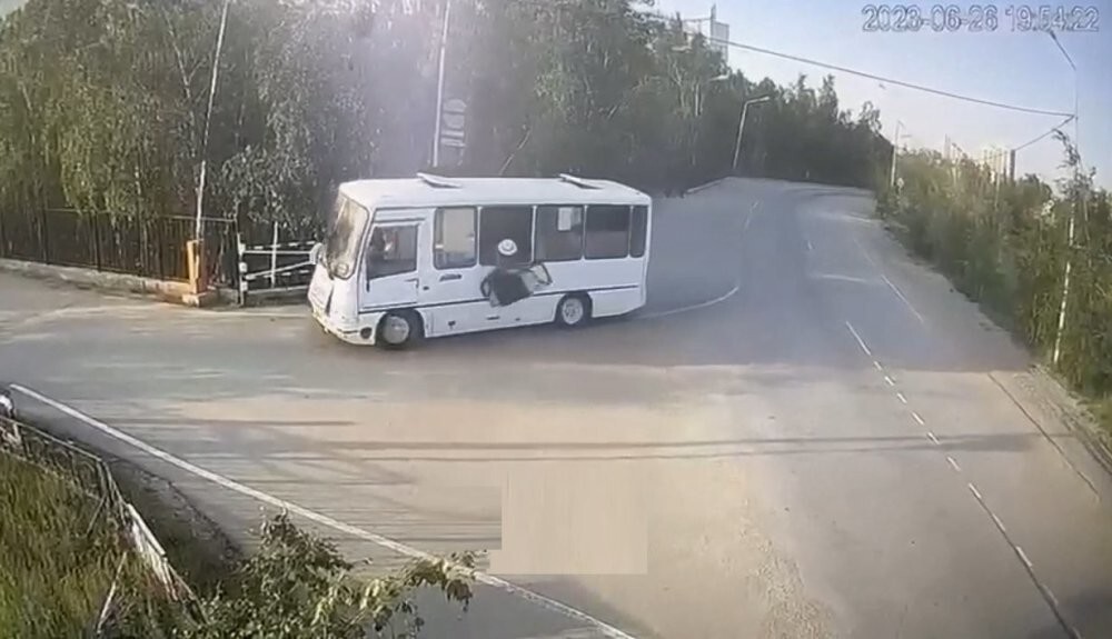 "Не прислоняться". Пассажир выпал из автобуса во время движения