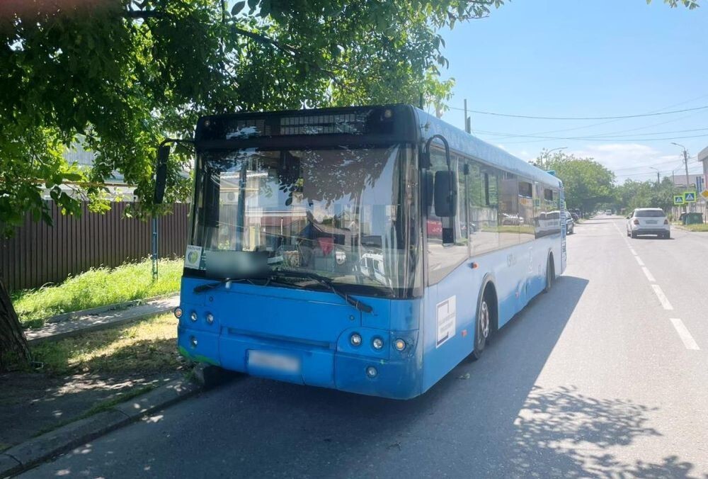 Пенсионерка выпала из автобуса во время движения