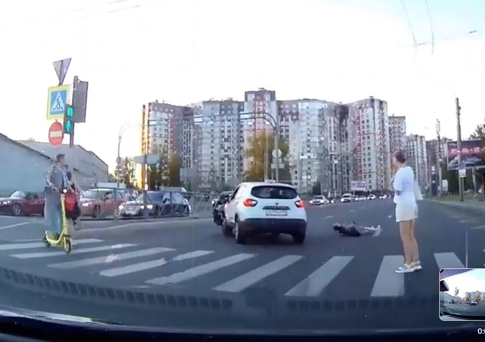 Таксис сбил и переехал двух пешеходов в Санкт-Петербурге