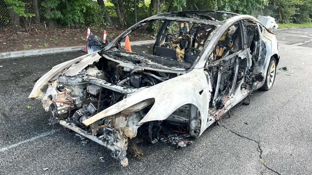 Мусор на дороге стал причиной возгорания Tesla Model 3