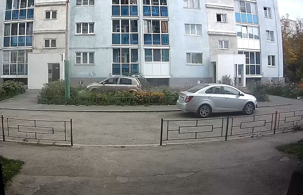 Перепутала педали и давила пока не встретила достойное препятствие