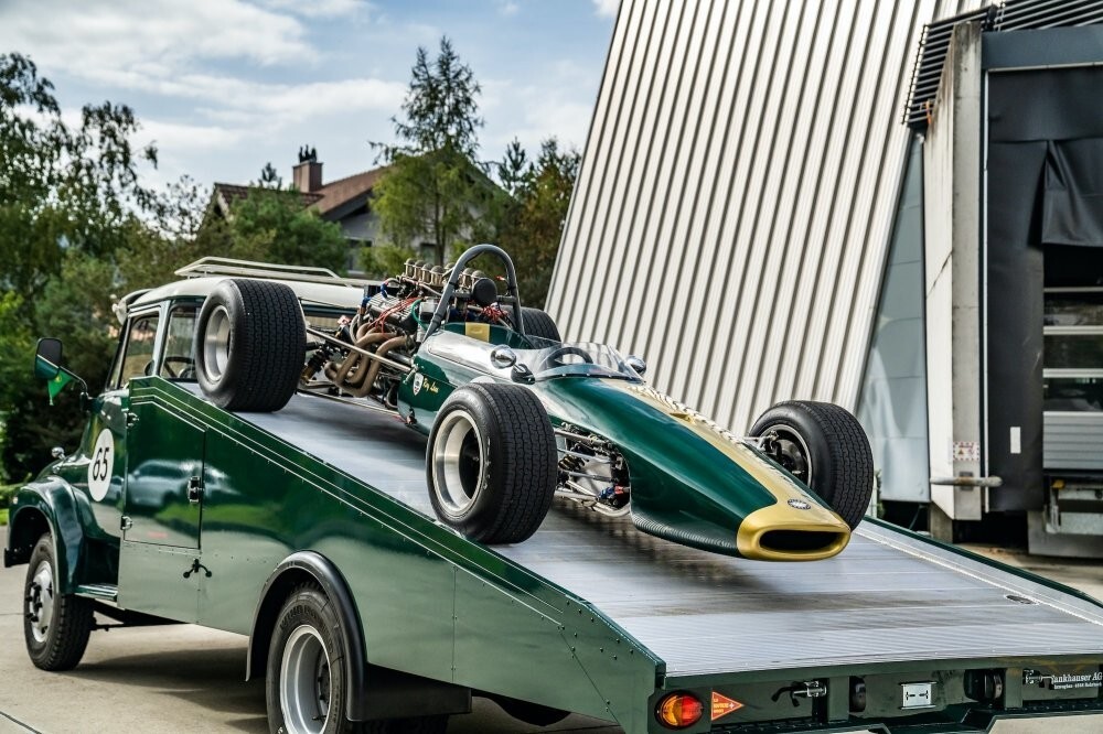 На продажу выставили болид Формулы-1 образца 1965 года вместе с эвакуатором