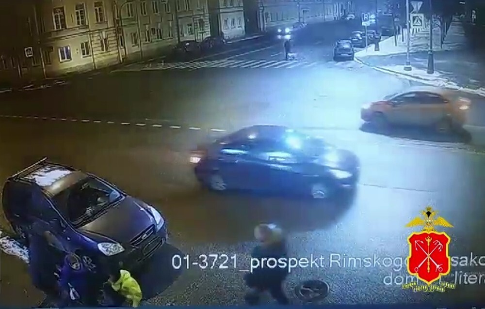 Таксист сбил пешеходов на тротуаре
