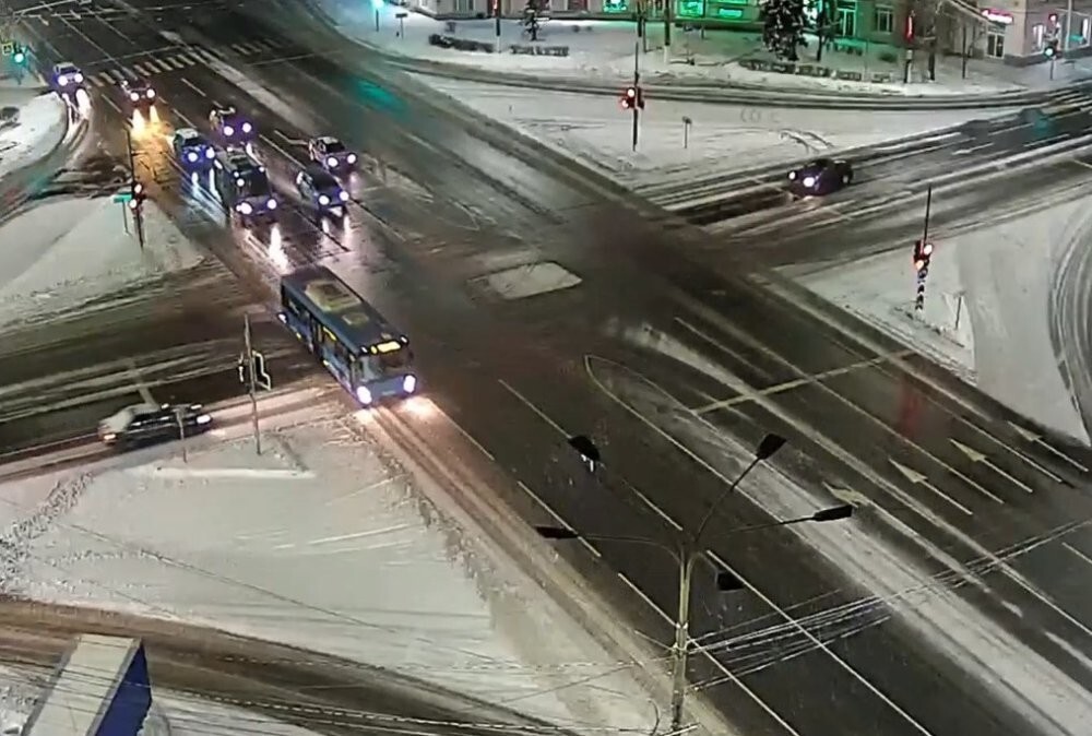 Подбил два автобуса в Твери