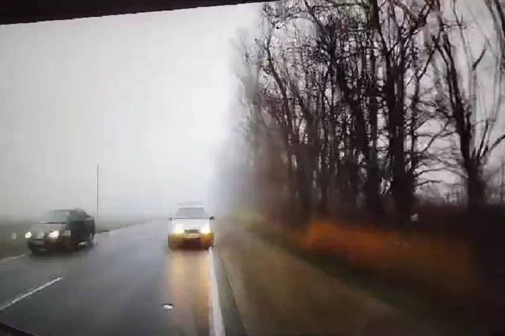 Очередной отважный водитель, обгоняющий в тумане