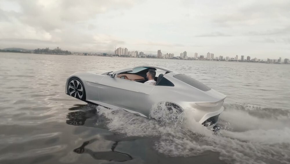 Единственный в мире плавающий Aston Matrin показали на видео