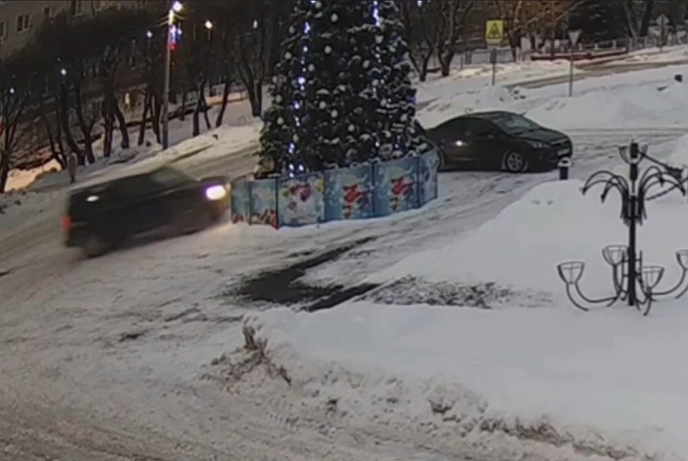 Водитель снёс новогоднюю ёлку и скрылся с места ДТП