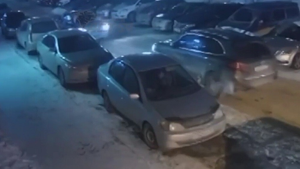 Пьяная женщина разбила 12 автомобилей на парковке