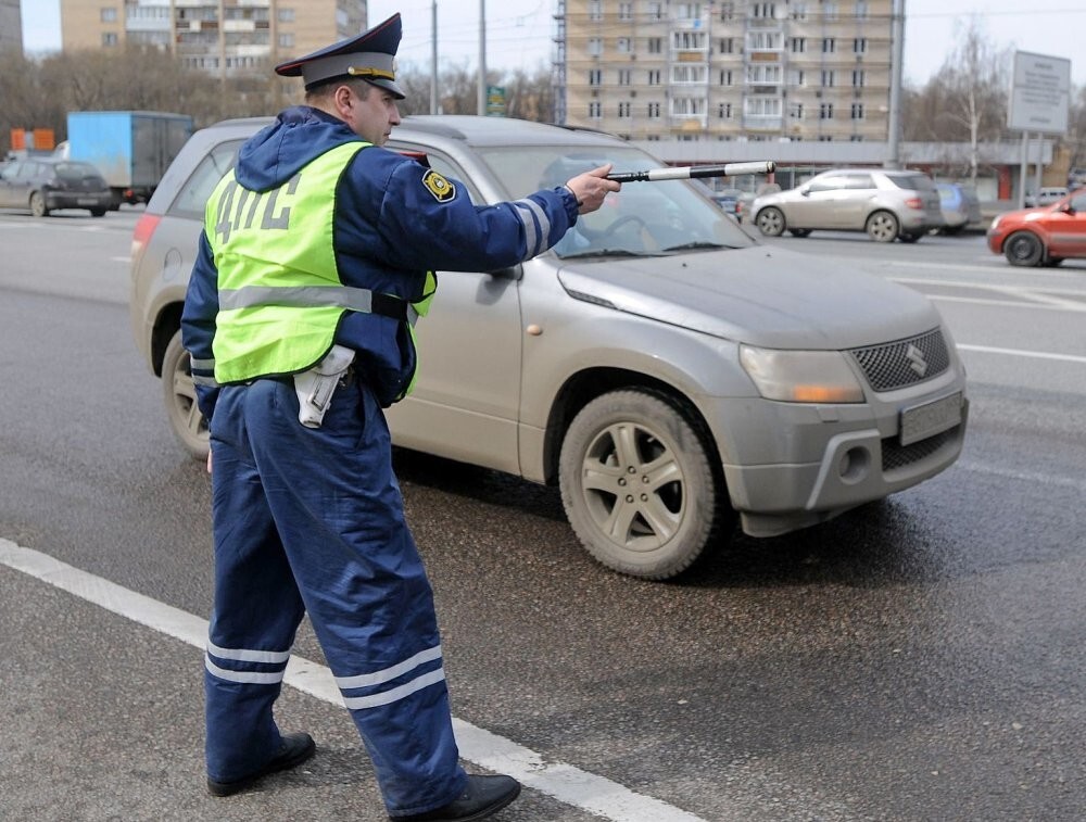 За отказ водителя остановиться по требованию инспектора хотят многократно увеличить штраф