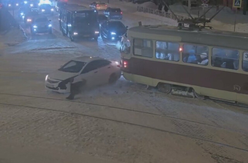 Легковой автомобиль и трамвай не поделили перекрёсток в Екатеринбурге