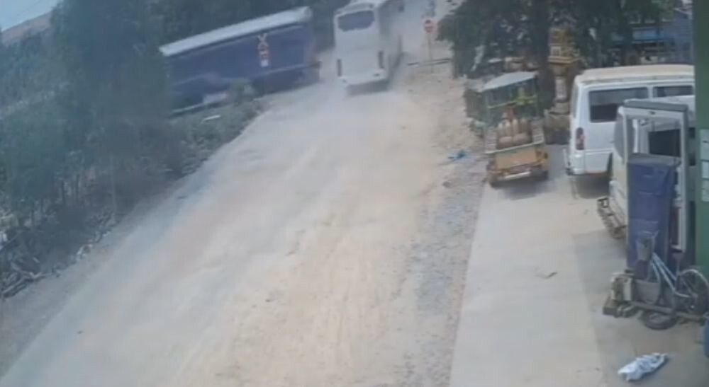 Автобус с пассажирами столкнулся с поездом в Камбодже