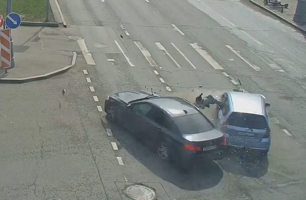 Пассажир покинул автомобиль через стекло
