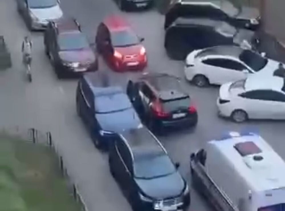 Женщина на маленькой красненькой машинке заблокировала дорогу скорой помощи