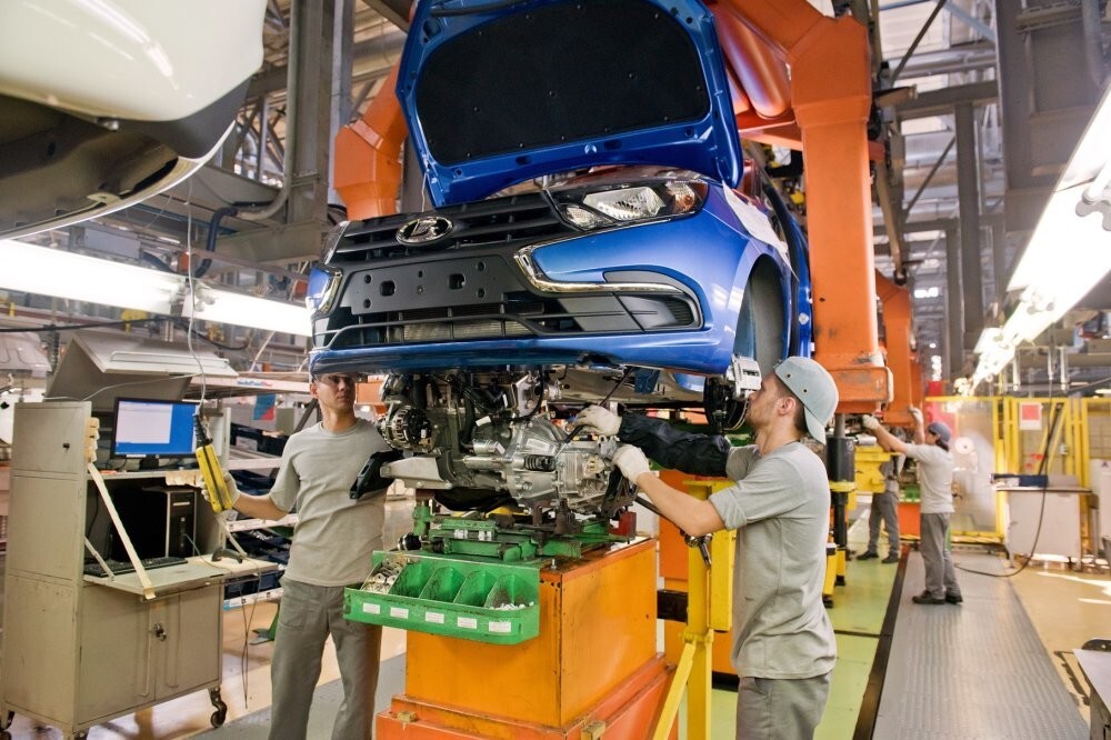 АвтоВАЗ решил повысить зарплаты рабочим почти до 100 000 и увеличить цены на новые автомобили