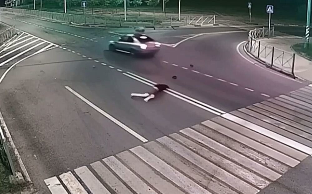 Начинающий водитель сбил двух пешеходов