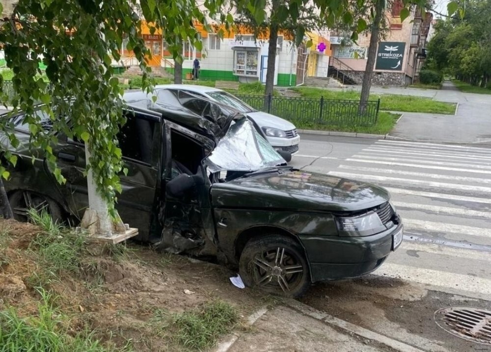 Влетели в столб и не пострадали