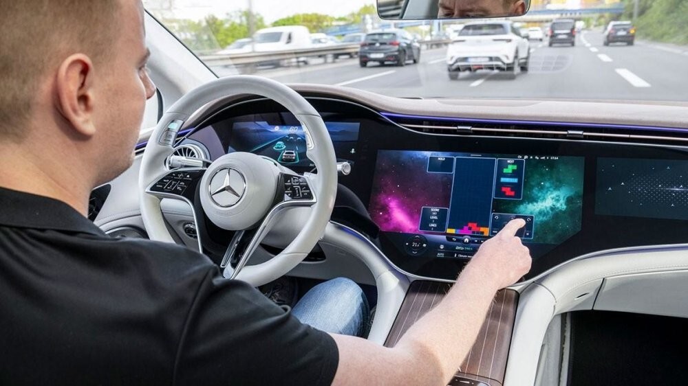 Mercedes разрешил водителям не держаться за руль во время движения