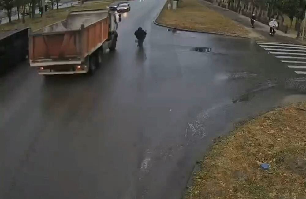 Упал прямо под колёса грузовика