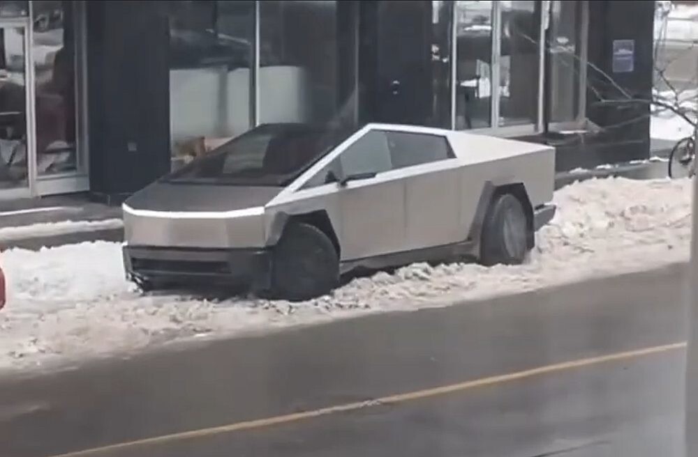 Tesla Cybertruck умудрился застрять в неглубоком снегу