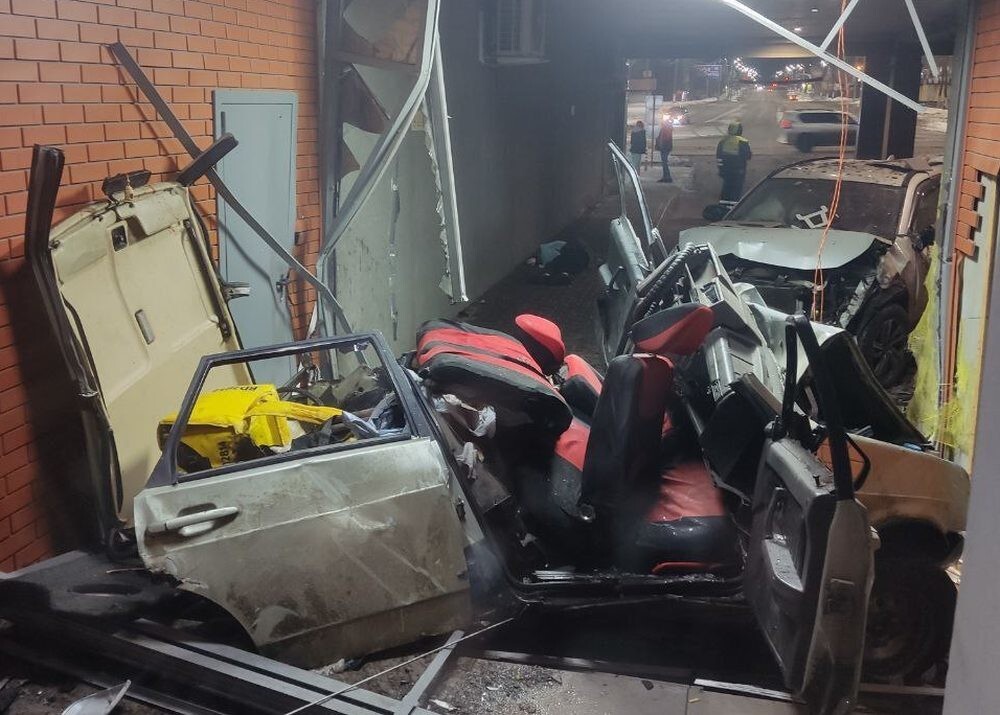 Впечатал автомобиль в стену