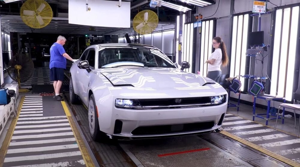 Dodge показал, как на заводе собирают электрические спорткары